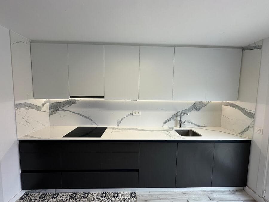 Frente de cocina a medida en Ames con muebles altos blancos y bajos negros