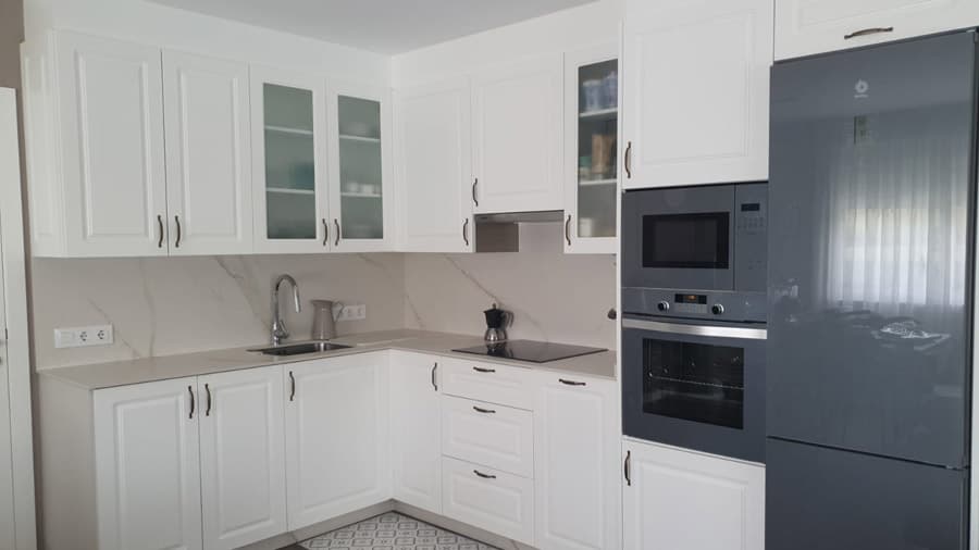 Cocina clásica a medida en Ames en blanco con vitrinas y columna de electrodomésticos