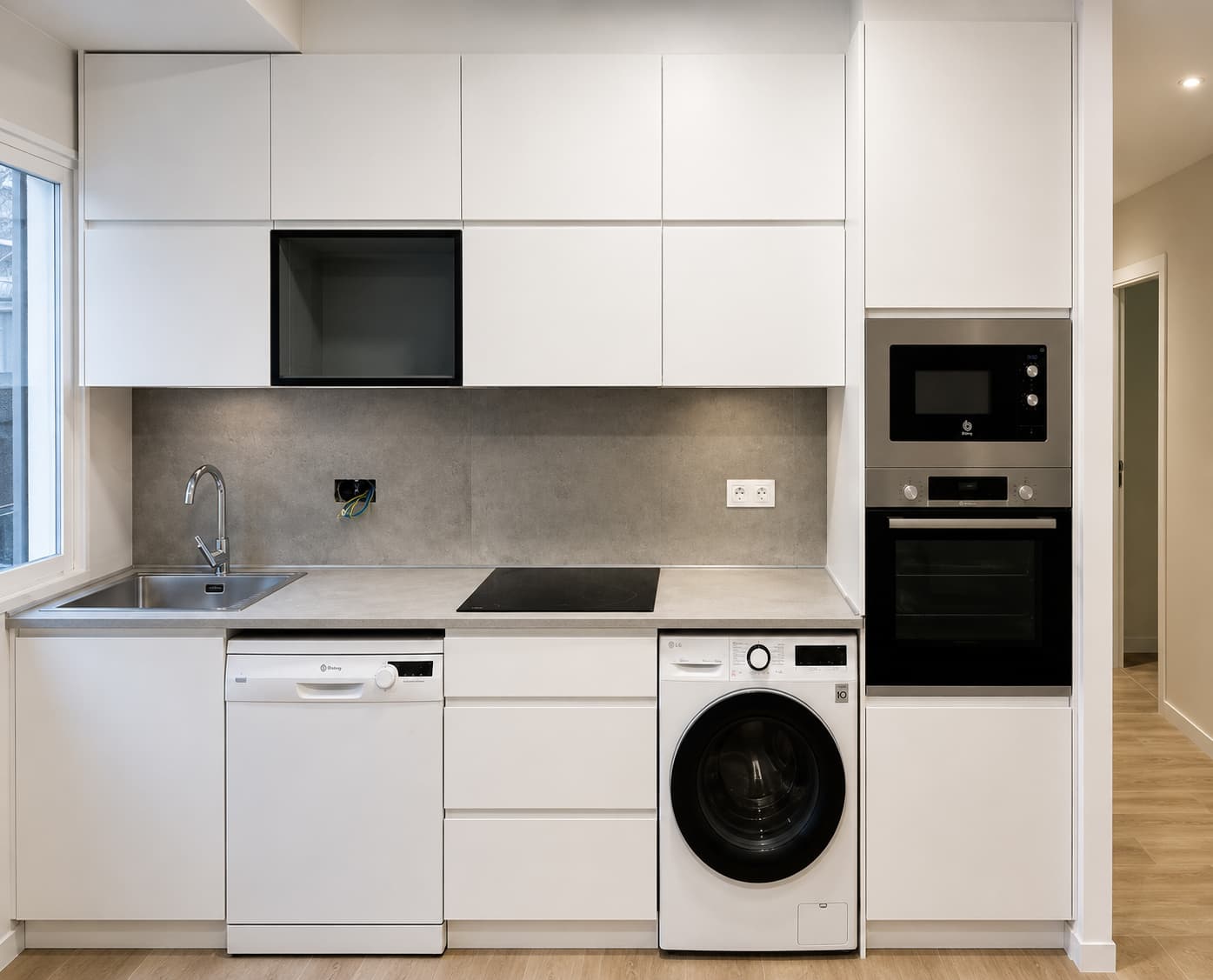 Muebles de cocina a medida en blanco con electrodomésticos integrados fabricados por Carpianfer en Ames